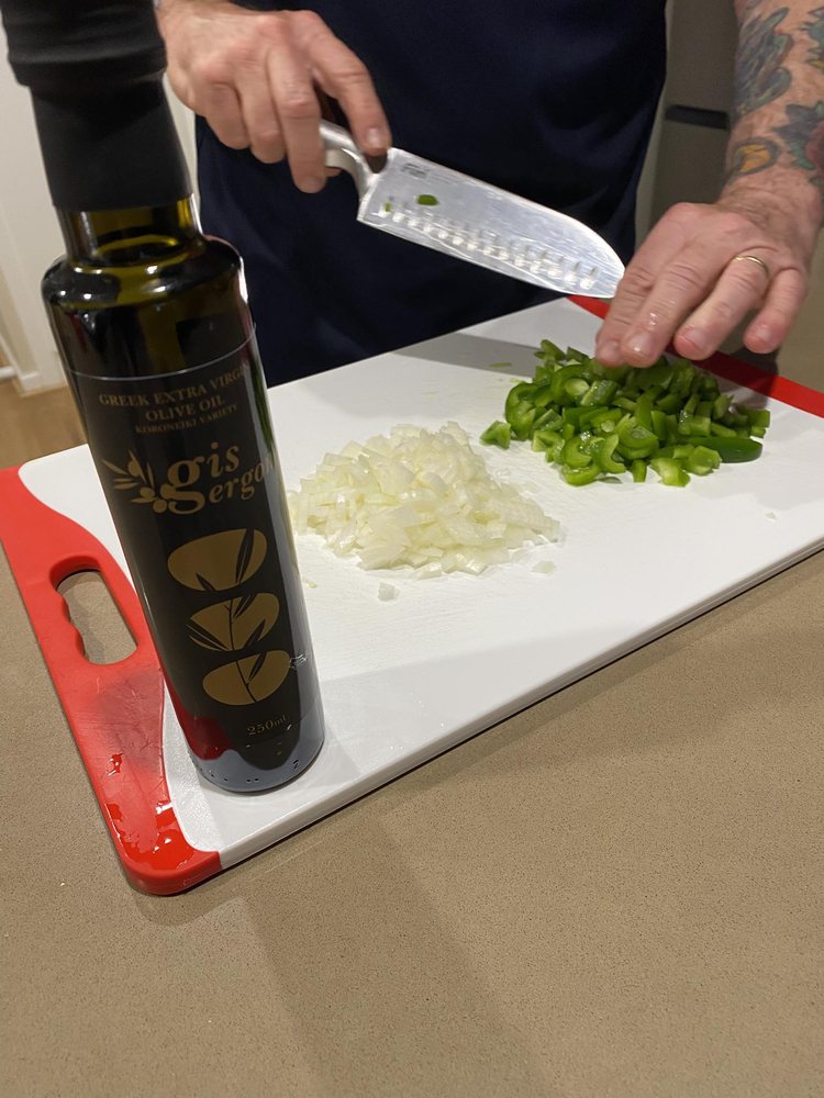 Customer photo: GIS ERGON 500ml bottle beside a chopping board